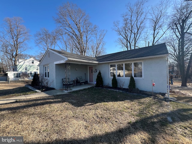 view of front of property featuring a front yard and a patio area