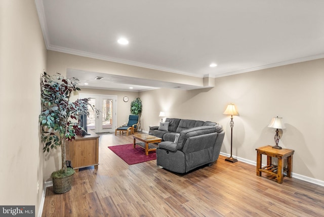 living area featuring recessed lighting, ornamental molding, baseboards, and wood finished floors