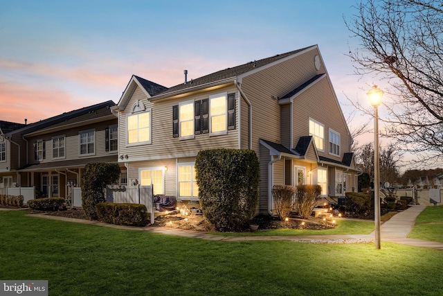 view of front of property featuring a yard