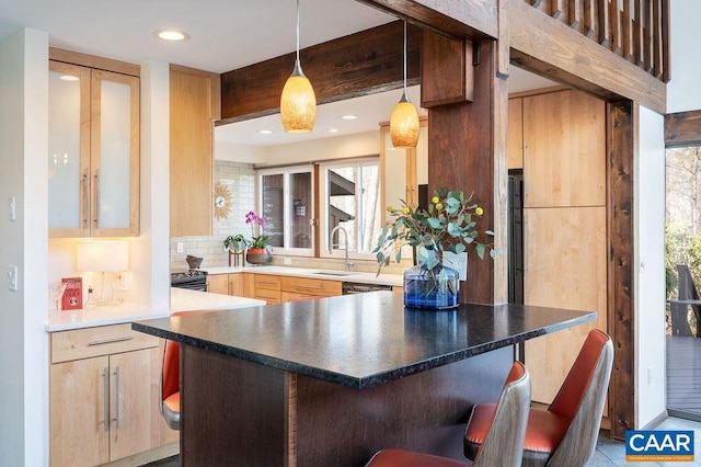 bar featuring a sink, tasteful backsplash, pendant lighting, and recessed lighting