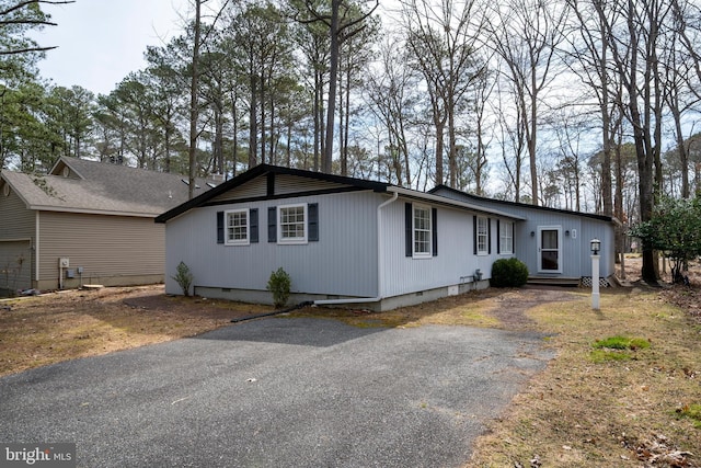 view of front of house featuring crawl space, driveway, and entry steps