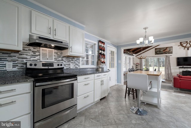 kitchen featuring under cabinet range hood, stainless steel electric range oven, decorative backsplash, an inviting chandelier, and white cabinets