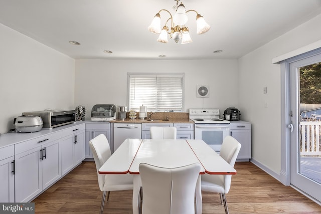 dining area with light wood-style flooring, a notable chandelier, recessed lighting, and visible vents