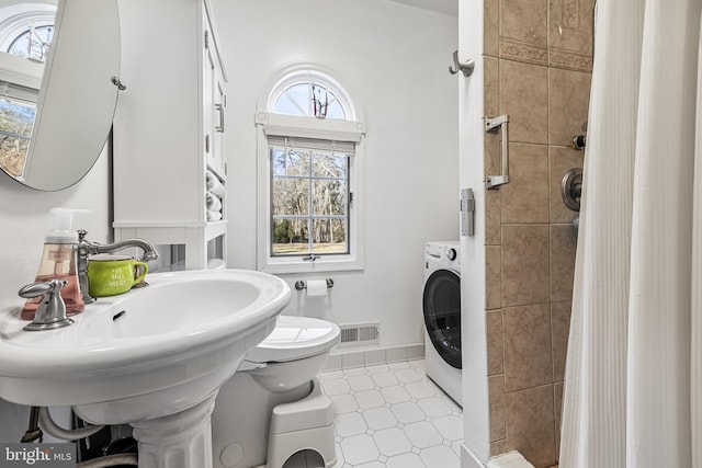 full bath with visible vents, toilet, washer / clothes dryer, a shower with shower curtain, and baseboards