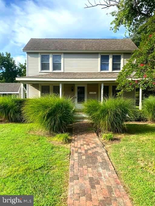 view of front of home featuring a front lawn