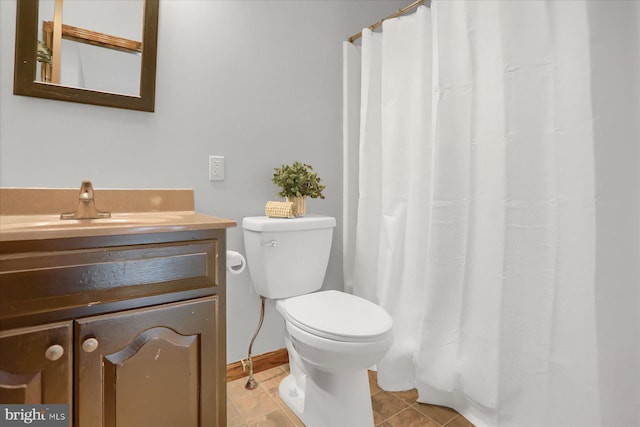 full bath featuring tile patterned flooring, curtained shower, toilet, and vanity