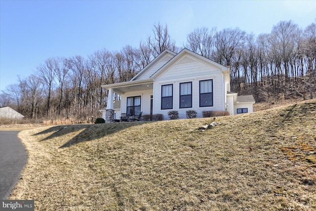 view of front facade with a front yard and covered porch