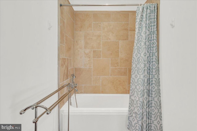 full bath with shower / tub combo with curtain