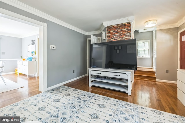 living room featuring wood finished floors, baseboards, and ornamental molding