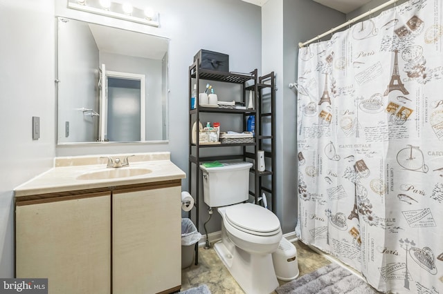 full bathroom with curtained shower, baseboards, toilet, and vanity