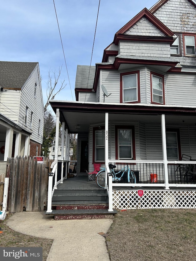 view of front facade with fence and covered porch