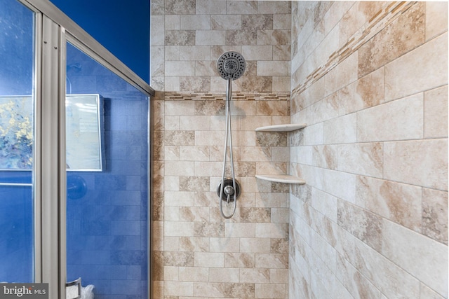 bathroom featuring tiled shower