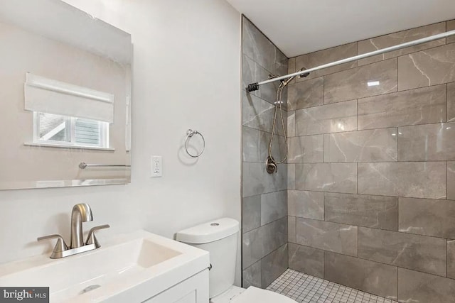 full bath with tiled shower, toilet, and vanity