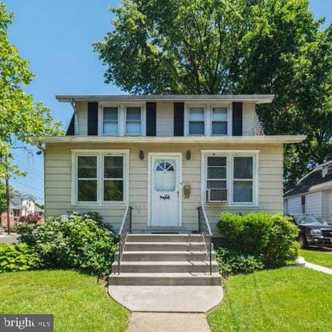 bungalow-style house with a front yard