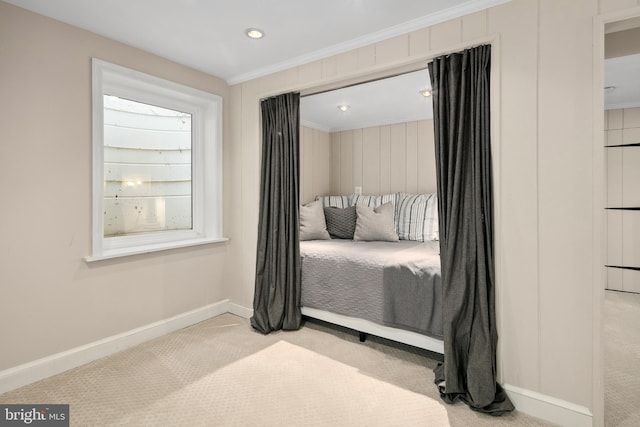 bedroom featuring carpet flooring, recessed lighting, crown molding, and baseboards