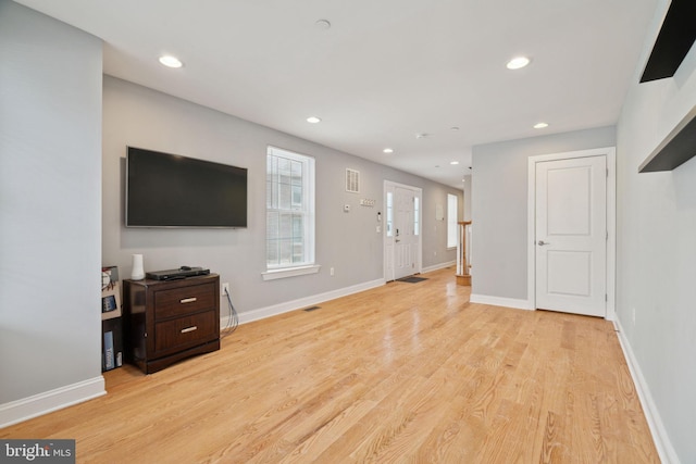 living area featuring visible vents, recessed lighting, baseboards, and light wood-style floors