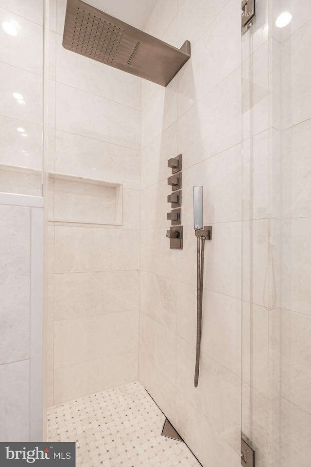 bathroom featuring tiled shower