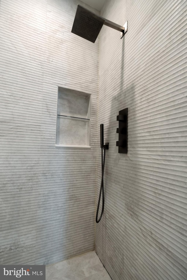 details featuring tiled shower