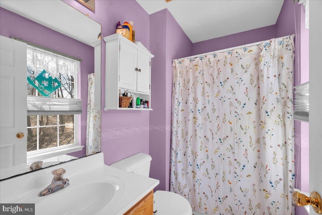 bathroom with a shower with curtain, toilet, and vanity