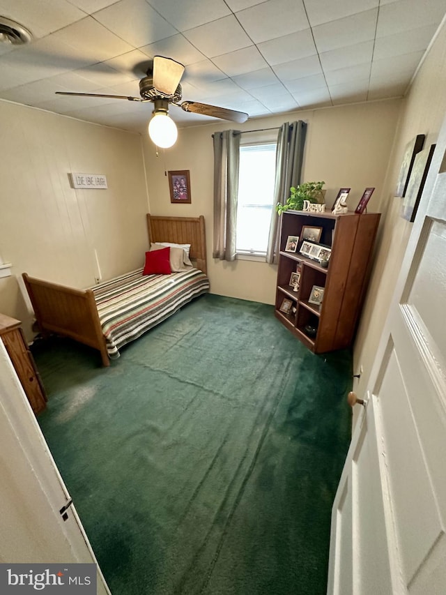 bedroom with visible vents, carpet, and a ceiling fan