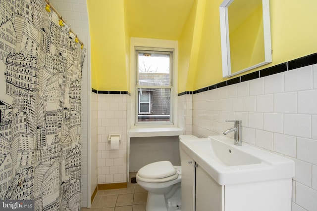 full bath featuring tile patterned flooring, tile walls, toilet, and a shower with shower curtain