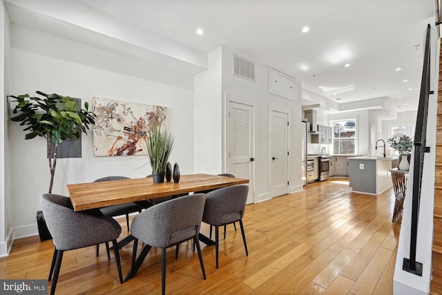 dining area featuring recessed lighting, visible vents, light wood-style flooring, and baseboards