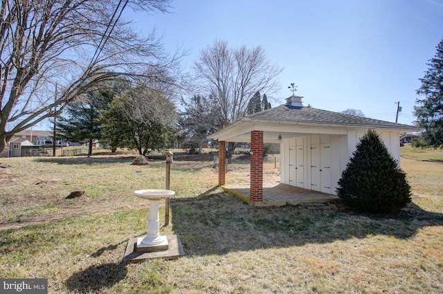 view of yard with an outbuilding