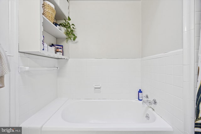 bathroom featuring a bathing tub