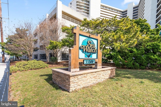 community / neighborhood sign featuring a yard