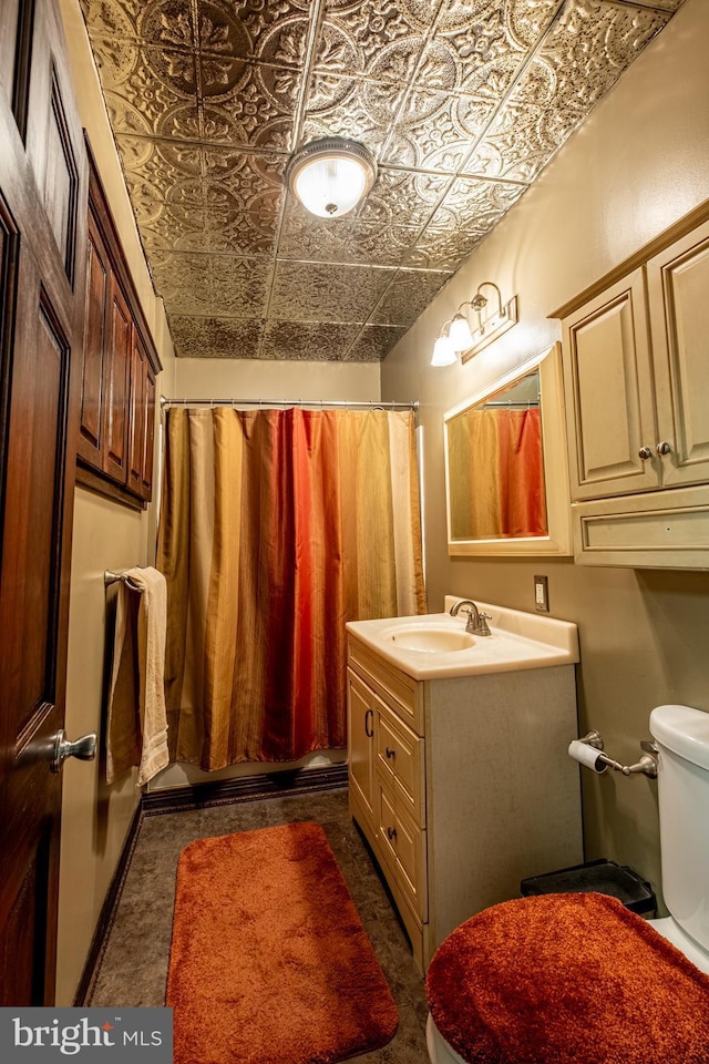 full bathroom featuring curtained shower, an ornate ceiling, toilet, and vanity