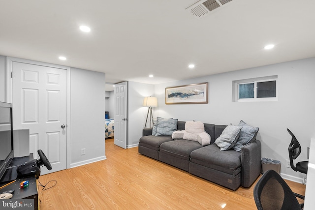 living area featuring visible vents, recessed lighting, baseboards, and wood finished floors