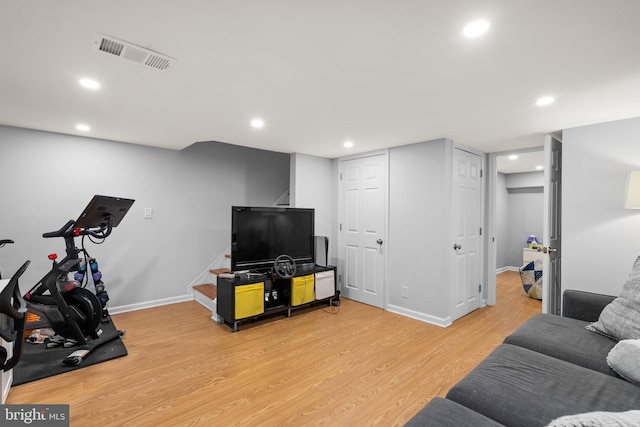 living area featuring light wood-type flooring, visible vents, recessed lighting, stairway, and baseboards