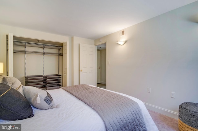 bedroom featuring carpet flooring, baseboards, visible vents, and a closet