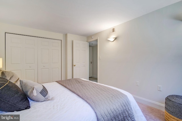 bedroom featuring baseboards, visible vents, and a closet