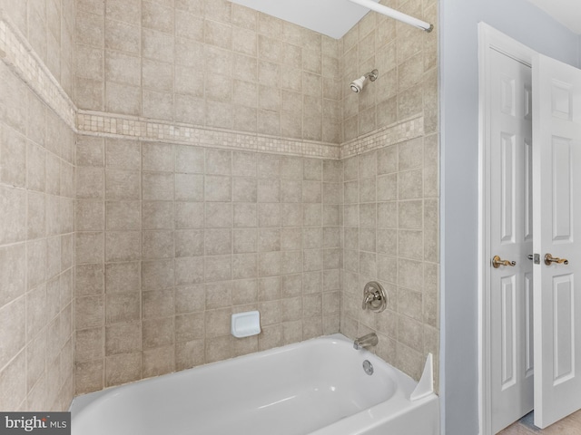 bathroom with bathtub / shower combination