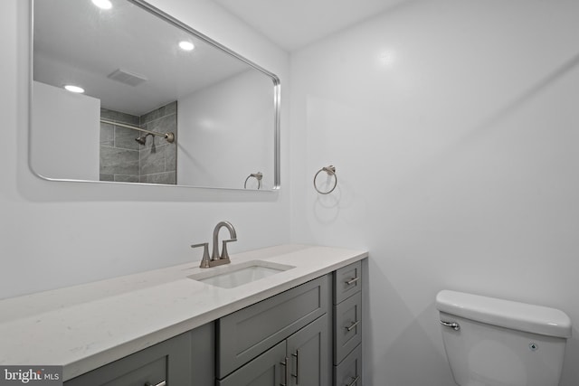 full bathroom featuring visible vents, recessed lighting, toilet, and vanity