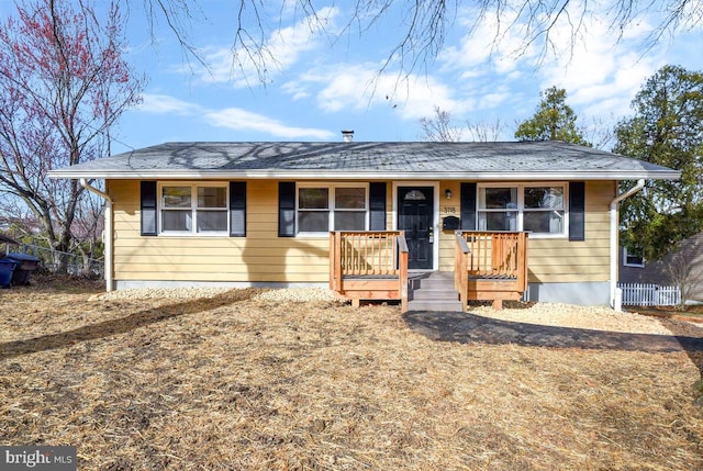 view of front of house featuring fence and covered porch