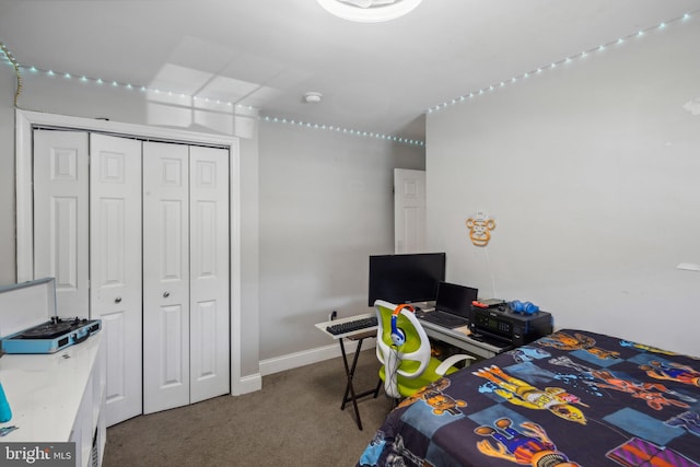 bedroom featuring a closet, baseboards, and carpet