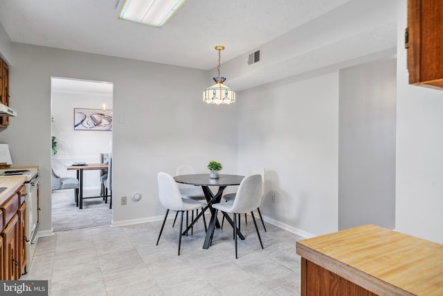 dining room featuring visible vents and baseboards