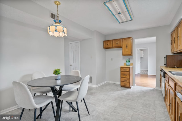 dining room with visible vents and baseboards