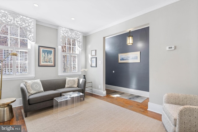 living area featuring recessed lighting, crown molding, baseboards, and wood finished floors