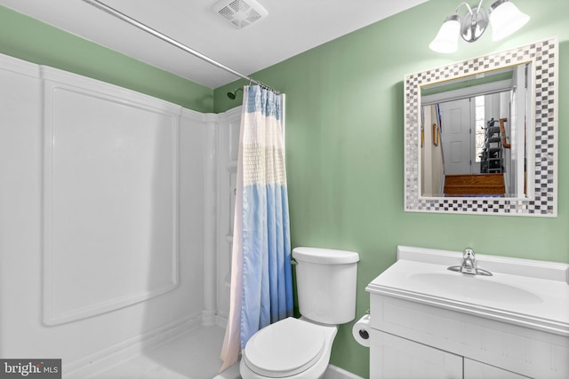 full bathroom with visible vents, curtained shower, toilet, and vanity