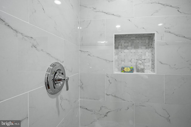 room details featuring a tile shower