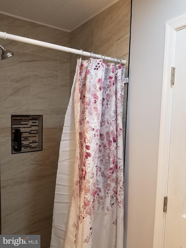 full bathroom with curtained shower