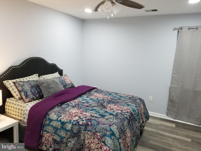 bedroom with wood finished floors, baseboards, visible vents, recessed lighting, and ceiling fan