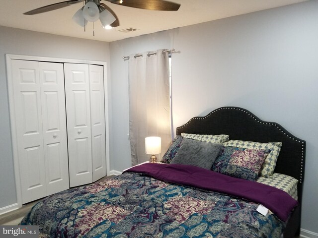 bedroom featuring visible vents, baseboards, a closet, and a ceiling fan