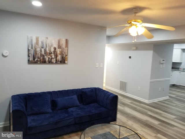 living area featuring baseboards, visible vents, light wood finished floors, recessed lighting, and ceiling fan