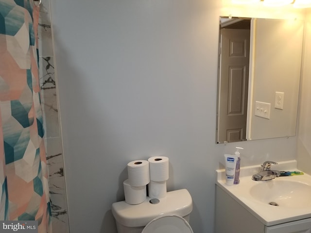 full bathroom with a shower with shower curtain, toilet, and vanity