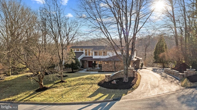 view of front facade with a front lawn and concrete driveway