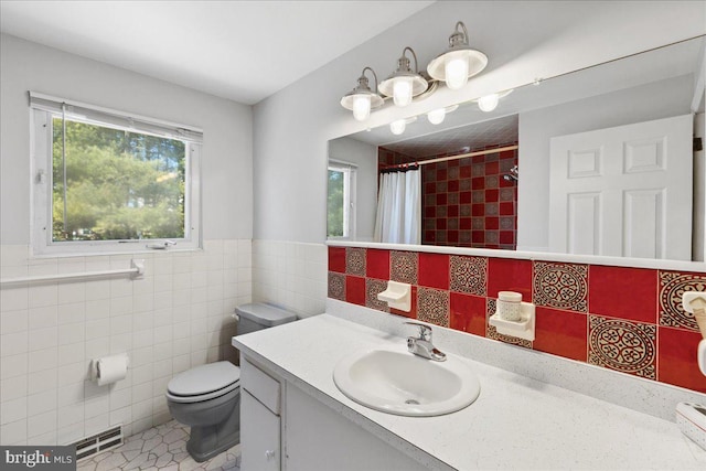 full bathroom featuring visible vents, tile walls, toilet, a shower with shower curtain, and vanity